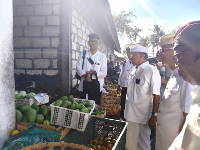 Prihatin Pedagang Kehujanan, Koster-Giri Siap Bangun Pasar Sampalan, Terbukti sudah Bangun Sekolah dan Pelabuhan di Nusa Penida