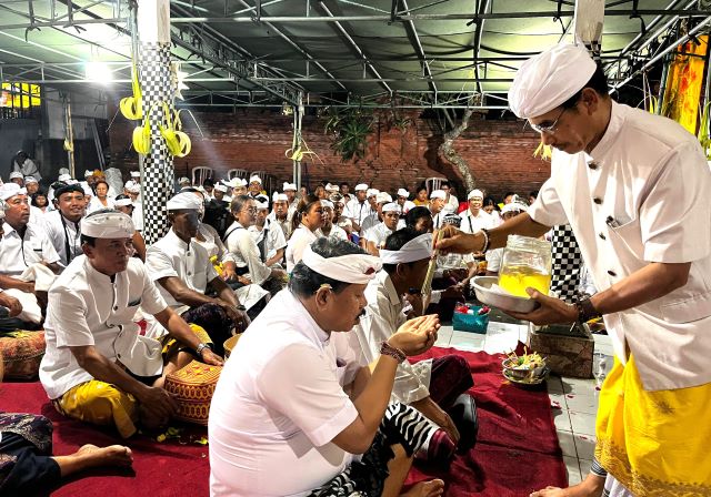 Cawabup I Made Dirga, Hadiri Persembahyangan Pujawali di Pura Dalem Tampih Kanginan