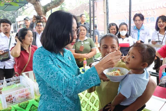 Cegah Stunting, Ny. Ida Mahendra Dorong Sosialisasi Gemar Ikan Melalui Lagu