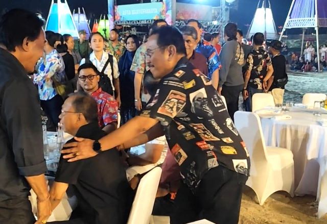 Cok Ace Kejutkan Wayan Koster di Sanur Village Festival, Pose Dua Jari Tandai Pertemuan