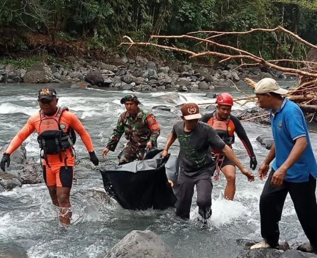 Dua Pemuda Tewas Tenggelam Saat Mandi di Sungai Gelar