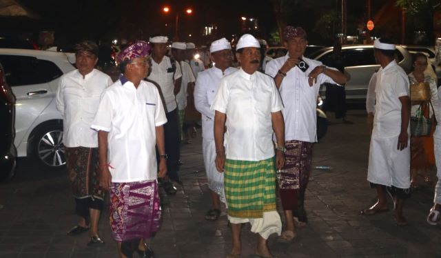 Jalan Kaki dari Puri Mengwi ke Pura Taman Ayun, Pedagang Sate Heboh! Serukan Koster Lanjutkan dan Maju Terus