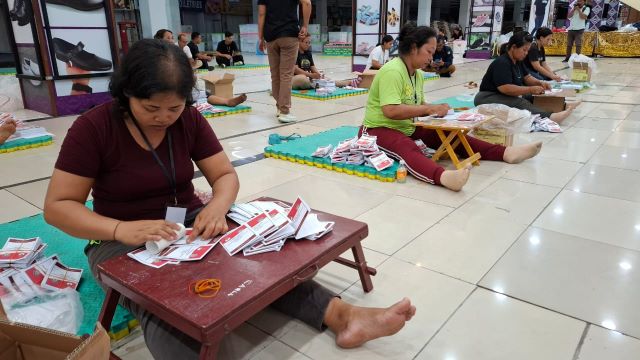 KPU Tabanan Kerahkan Puluhan Orang untuk Pelipatan Surat Suara Pilkada 2024