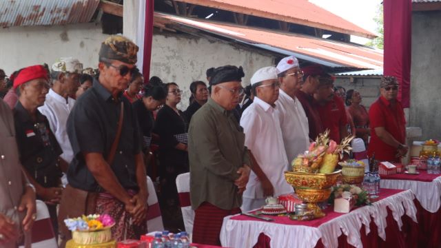 Ratusan Warga Gobleg Ucapkan  Selamat Ulang Tahun kepada Wayan Koster