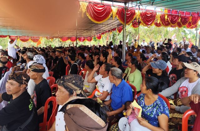 500 Warga Berdesakan di Bawah Terik Matahari Demi Koster-Giri dan Joss 24, Koster Janjikan Pembangunan Wantilan Desa