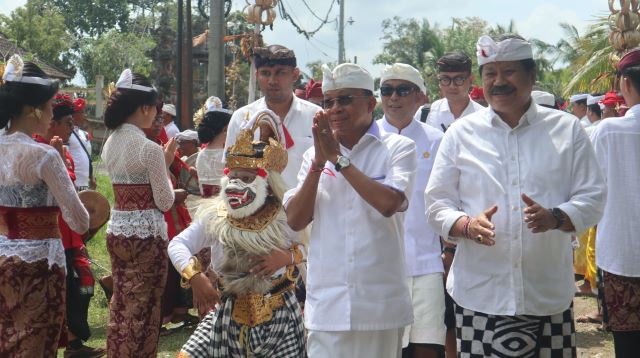 Wayan Koster Hadiri Ngusaba Kelapa di Timpag Kerambitan, Tegaskan Pentingnya Merawat Kearifan Lokal