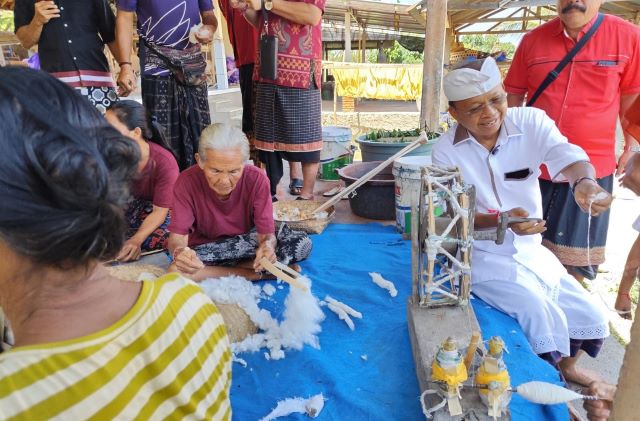 Kunjungi Penenun Kain Bebali di Seraya, Koster Kenang Pintal Kapas Jadi Benang di Sembiran