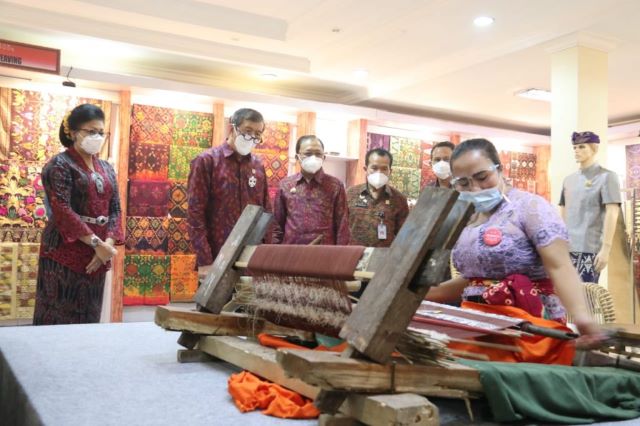 Wayan Koster Ciptakan Terobosan Baru: Busana Bali Kini Wajib di Pemerintah dan Event Internasional di Bali