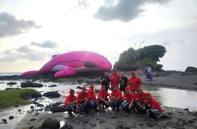 Fenomenal! Balon Paus Pink Raksasa Hadir di Tanah Lot, Kampanye Pelestarian Laut