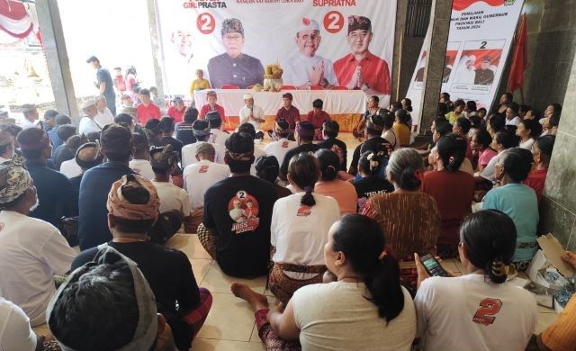 Warga Sorga Lokapaksa Puji Kerendahan Hati Koster, Rela Lesehan dan Dengarkan Aspirasi Krama