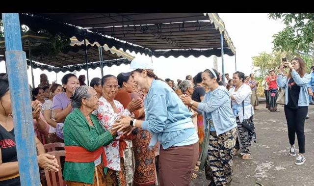 Gek Dewi Sambangi Lansia Batusangian dan Senam Sehat Bahagia Disambut Meriah di Pantai Soka