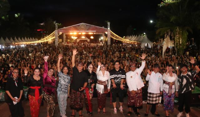 Spektakuler! Malam Puncak HUT ke-531 Kota Tabanan Dipadati Ribuan Warga