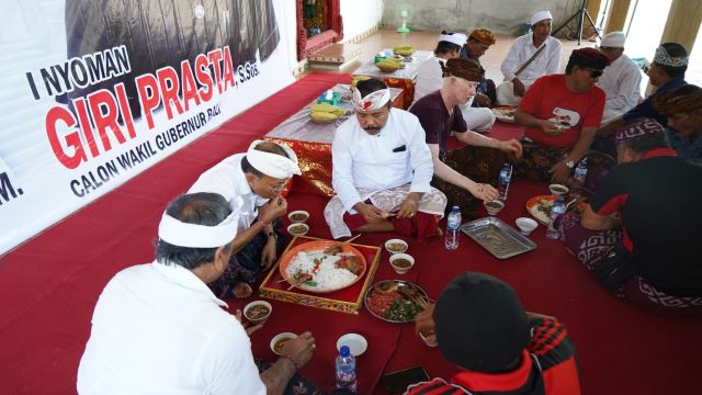 Lestarikan Tradisi Karangasem, Wayan Koster Megibung bersama Warga Singgalangit Buleleng