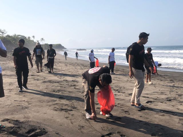 Mulyadi-Ardika Gelar Aksi Bersih Pantai Klecung