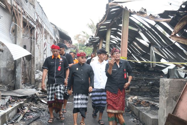 Plt Bupati Tabanan Tinjau Lokasi Pasca Kebakaran Pasar Sri Bantas