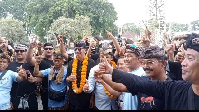 Ratusan Relawan Semut Gelar Persembahyangan dan Tabur Bunga di Taman Pujaan Bangsa Margarana