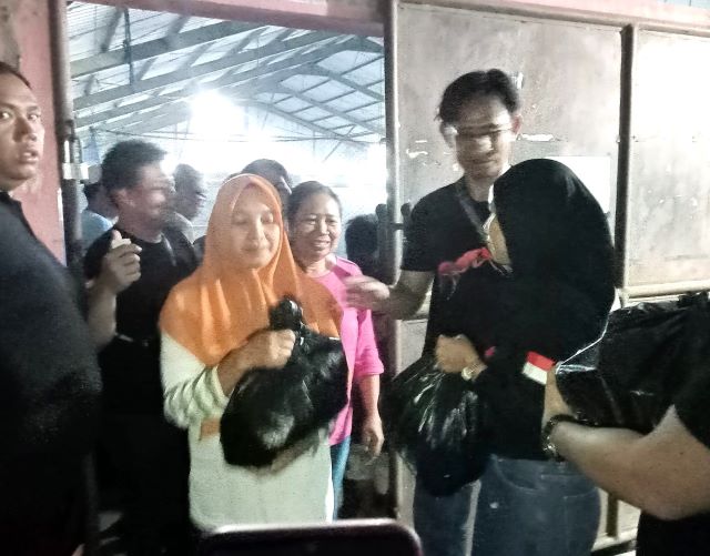 Relawan Semut Bagi Sembako untuk Ratusan Warga Tabanan