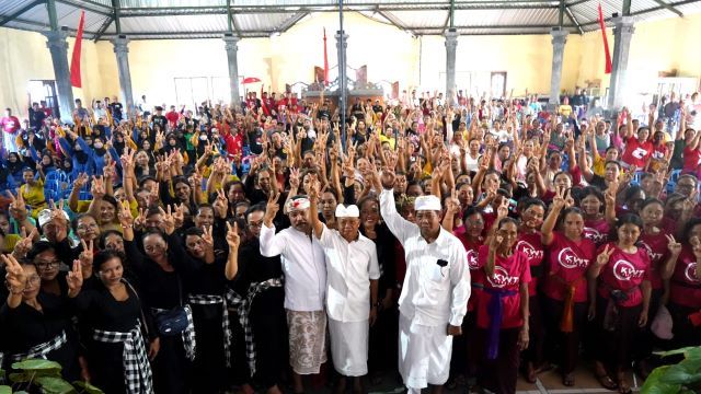 Ribuan “Emak-emak” Dukung Koster-Giri, Rebutan Selfie dan Foto di Desa Patas dan Musi Buleleng