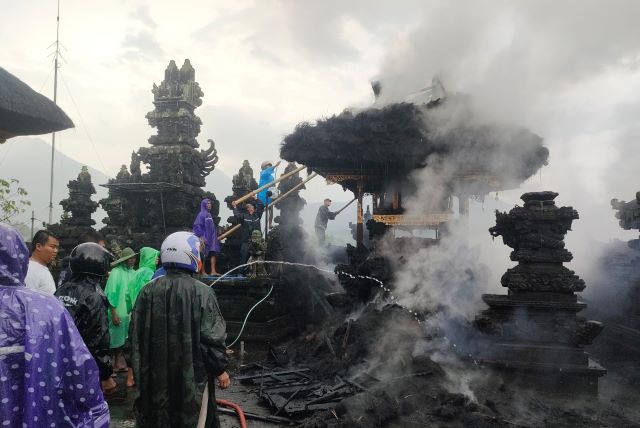 Tersambar Petir Pelinggih Meru di Pura Puseh Desa Babahan Terbakar