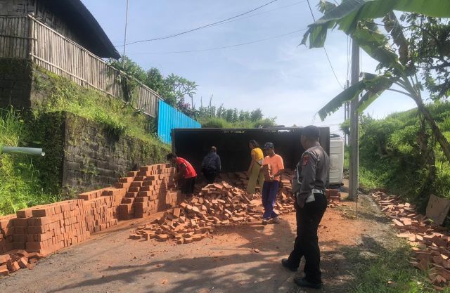 Truk Bermuatan Bata Merah Terguling di Tanjakan