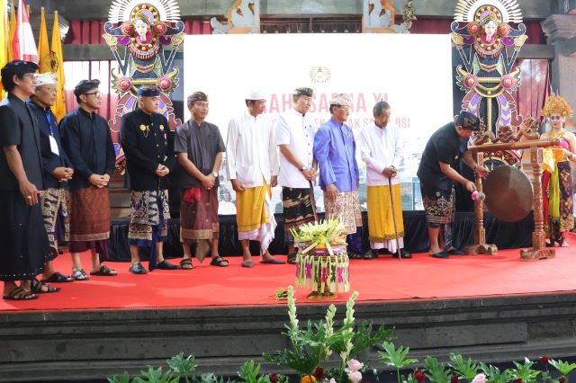 Buka Mahasabha XI MGPSSR, Pj Gubernur Mahendra Jaya Ajak Pentingnya Merawat Adat, Budaya, dan Keberagaman