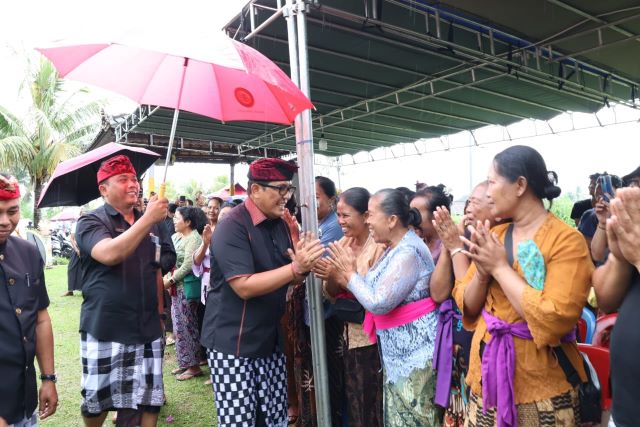 Bupati Tabanan Hadiri Upacara Pitra Yadnya Atma Wedana di Desa Tunjuk