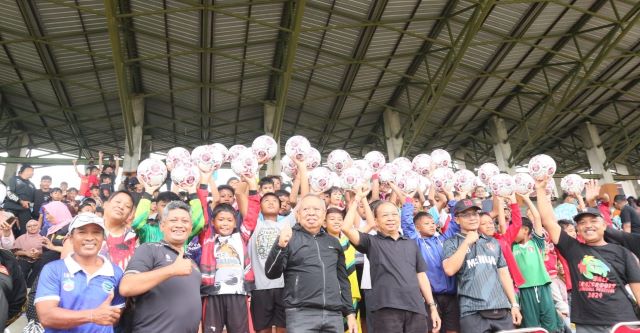 Hujan Lebat Tak Halangi Gubernur Bali Terpilih Wayan Koster Bantu Bola untuk Ratusan Anak di Stadion Mengwi