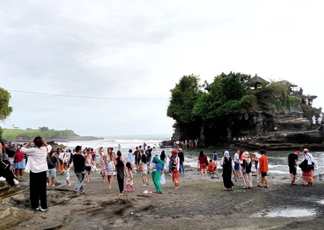 Kunjungan Wisatawan di DTW Tanah Lot Meningkat Tajam pada Akhir Tahun 2024