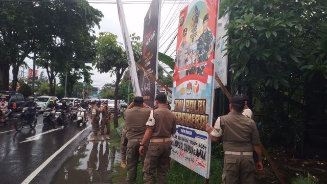 Satpol PP Bali Tertibkan Baliho dan Spanduk yang Melanggar Aturan