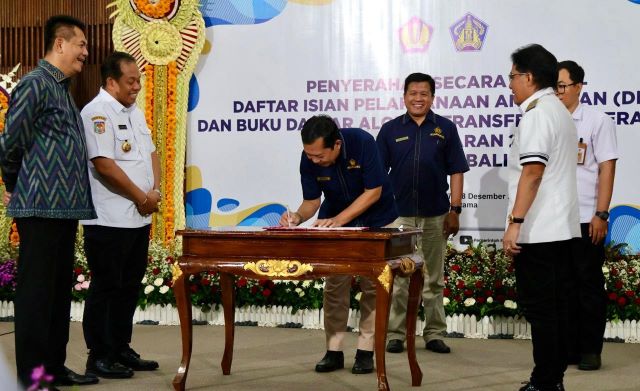 Serahkan DIPA dan TKD, Pj Gubernur Bali Tekankan Pengelolaan TKD dan APBD 2025 yang Efisien