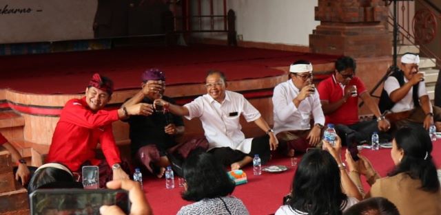 Tos Kopi Arak Warnai Anjangsana Gubernur Bali Terpilih Koster bersama Pengurus dan Kader DPC PDI-P Denpasar