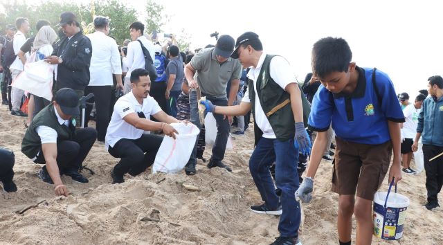 Sekda Dewa Indra Ikuti Aksi Bersih Sampah Laut di Kedonganan, Libatkan 8.600 Peserta