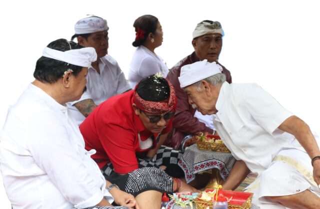 <h1>Bupati Tabanan Laksanakan Persembahyangan di Empat Pura Kahyangan</h1><p style='font-size:18px;'><i>"Melaksanakan Persembahyangan Mohon Kerahayuan Jagat"</i></p>