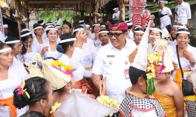 Bupati Tabanan Salut dengan Semangat Gotong Royong Krama Desa Adat Batukambing