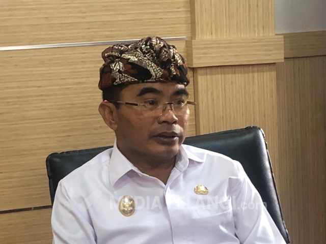 <h1>Edi Wirawan Legowo Terima Pemecatan dari PDIP</h1><p style='font-size:18px;'><i>"Saya Legowo dengan Keputusan Partai"</i></p>