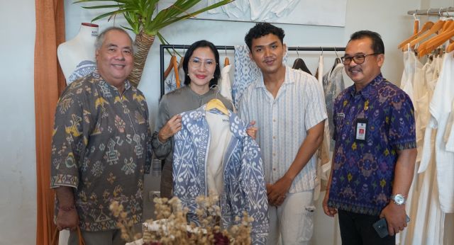 Ida Mahendra Jaya Dorong Desainer Bali Tonjolkan Kain Tenun Tradisional di Fashion Show 2025