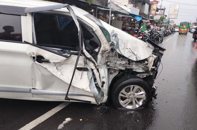 Nekat Salip Motor! Avanza Ringsek Hantam Truk di Depan Pasar Bajera