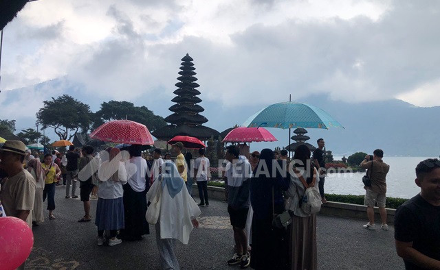 Hujan Tak Surutkan Wisatawan, Penyewaan Payung di Ulun Danu Beratan Raup Berkah