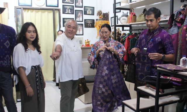 Pj Ketua Dekranasda Bali Tinjau Kesiapan Desainer untuk Fashion Show “Wastra Citta Jagaditha”