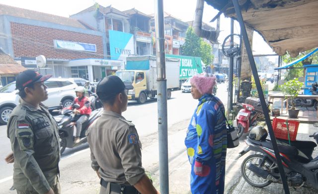 Satpol PP Tabanan Tertibkan Pengamen Punk dan Badut Jalanan