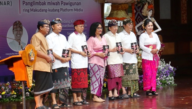 Koster Apresiasi Hotel Bintang Lima di Badung: Komitmen Pasang Aksara Bali, Lestarikan Warisan Luhur Budaya Bali