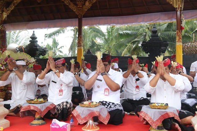 Bupati Tabanan Hadiri Uleman Pujawali di Desa Adat Bunyuh