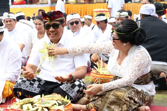 Bupati Tabanan Ikuti Persembahyangan dan Mejaya-jaya di Pura Agung Besakih