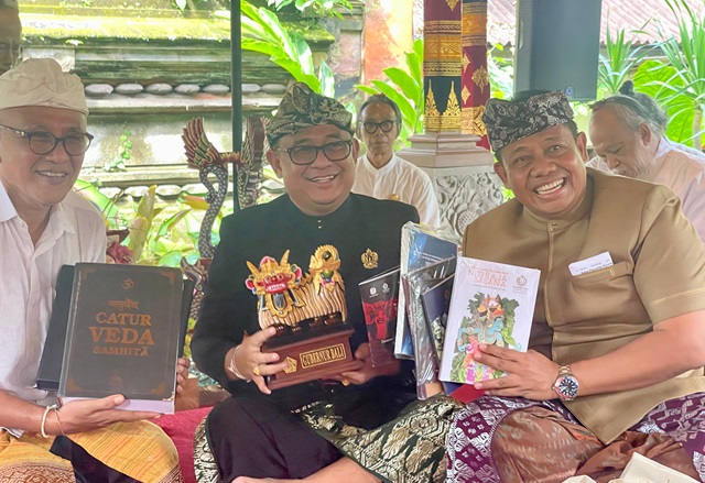 Jelang Akhir Masa Jabatan, Pj. Gubernur Bali S.M. Mahendra Jaya Mohon Doa Restu di Puri Kauhan Ubud