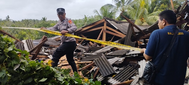 Diterjang Hujan Deras dan Angin Kencang, Kandang Ayam Roboh