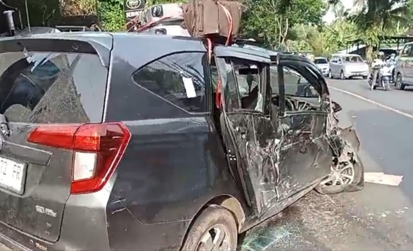 Daihatsu Sigra Oleng dan Tabrak Truk di Jalur Denpasar-Gilimanuk