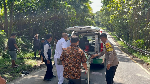 Ngeri! Penumpang Ojol Tergilas Truk, Kaki Nyaris Putus