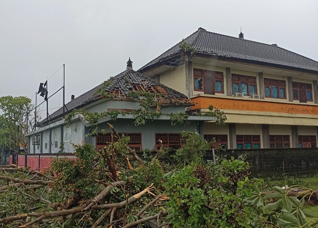 Pohon Tumbang Timpa Atap Gedung SMPN 3 Kediri