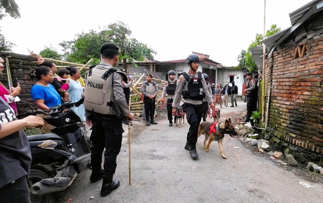 Tim Gabungan Gerebek Kampung Narkoba, Amankan 29,72 Gram Sabu