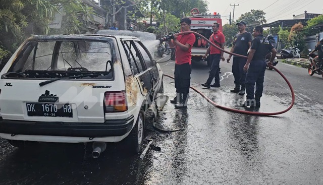 Diduga Korsleting, Toyota Starlet Terbakar di Tabanan